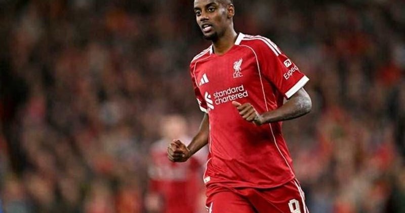 Isak tỏa sáng, Liverpool nhẹ gánh.